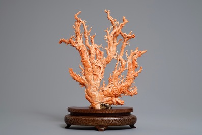 Un groupe figurant un arbre aux oiseaux en corail rouge sculpt&eacute; sur socle incrust&eacute;, Chine, 19/20&egrave;me
